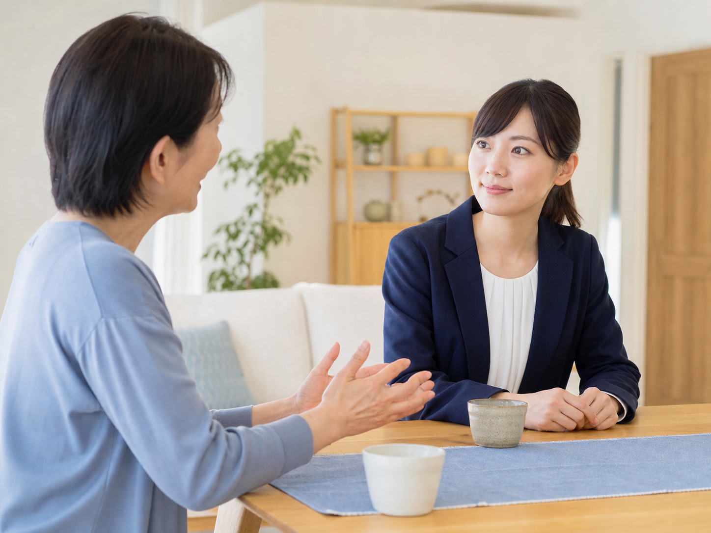 明るいリビングで介護について相談している様子
